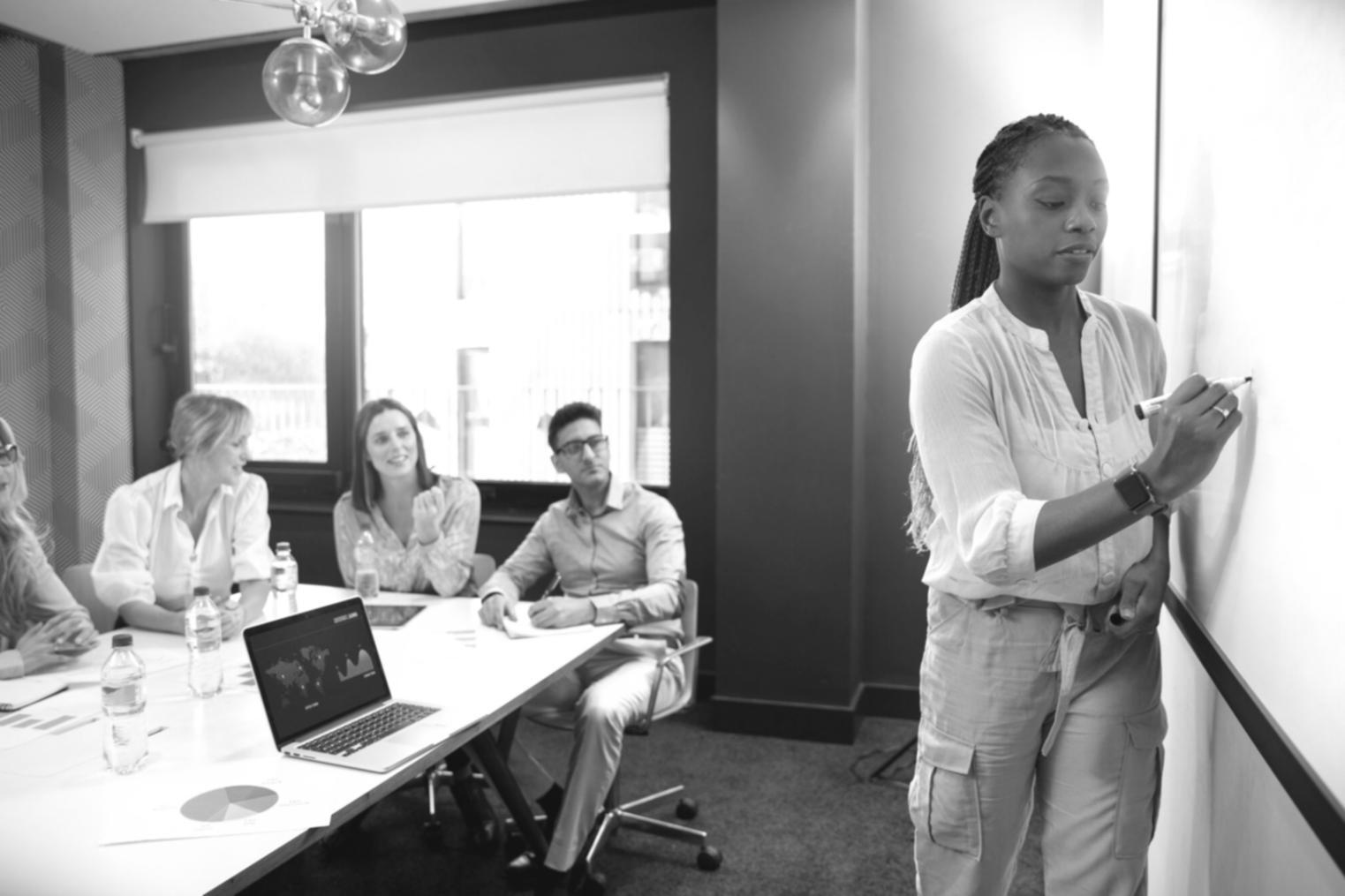 Espace de travail moderne avec consultation financière